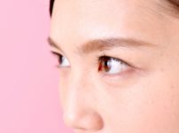 眼瞼挙筋を鍛える方法でパッチリ目になった女性のイメージ